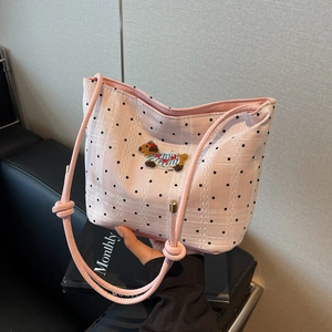 Sac à bandoulière rose en dentelle à pois avec broderie de chien en studio photo