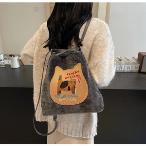 Vue détaillée du velours côtelé gris foncé avec broderie écusson chat orange mignon