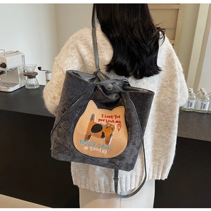 Détail du sac cabas gris avec motif de chat, tissu texturé et broderies artistiques