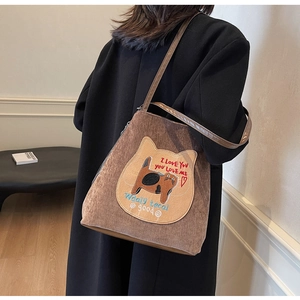 Détails de la texture du sac cabas en velours côtelé marron avec écusson chat brodé