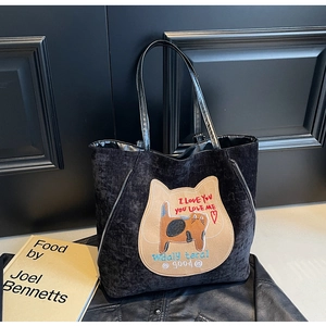 Détail du sac cabas en velours noir avec broderie chat et fermetures éclair latérales