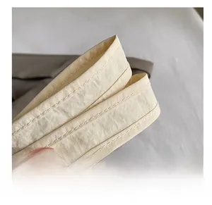 Détail de la bandoulière confortable en nylon blanc crème avec des coutures renforcées
