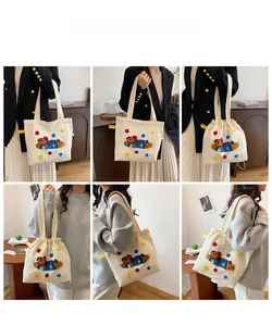 Détail du sac cabas en toile avec broderie d'animaux en peluche et pois colorés