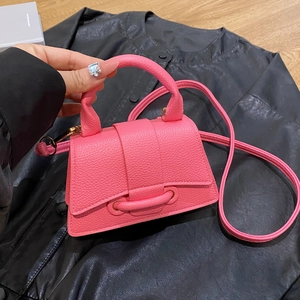 Mini sac à main rose texture litchi avec détails dorés et bandoulière élégante