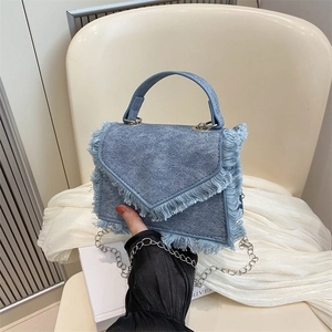 Sac bandoulière en jean bleu chic avec franges et élégante bandoulière en chaîne