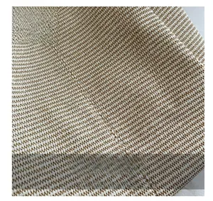 Vue macro de la texture tissée et de l'étiquette en cuir sur le grand sac cabas