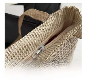 Détail d'un sac cabas tissé avec une fermeture éclair en métal et une doublure en tissu