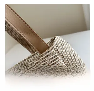 Détail des coutures renforcées et de la texture tissée des poignées du sac fourre-tout