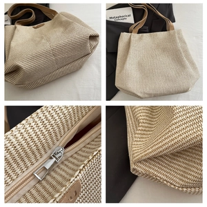 Détail du sac cabas tissé montrant la texture chevrons, l'anse en cuir et le zip