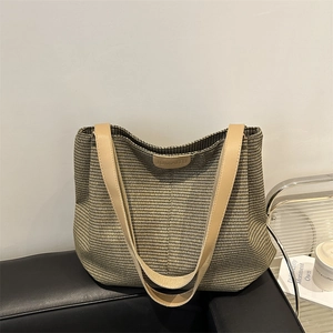 Grand sac cabas tressé beige et noir avec des bandoulières en cuir de couleur camel clair