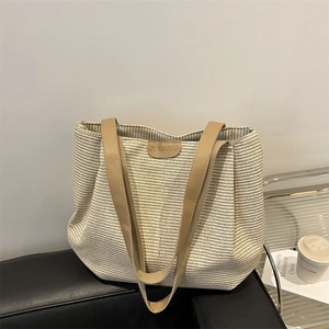 Grand sac cabas tissé avec anses en cuir et écusson logo pour les trajets d'automne