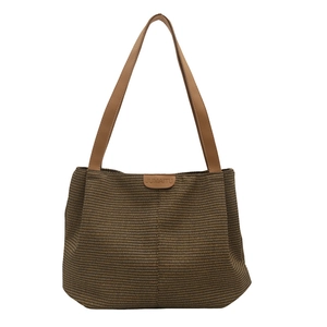 Grand sac cabas tressé marron foncé avec lanières en cuir et logo sur fond blanc