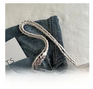 Détail de la poignée tissée du sac nuage plissé crème avec accent de foulard rose