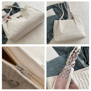 Détails du sac blanc à bulles avec nœud en argent et foulard en soie rose décoratif