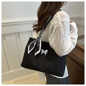 Sac fourre-tout plissé noir avec breloque papillon blanc et foulard à carreaux