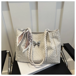 Détail du sac cabas matelassé blanc cassé avec papillon argenté et foulard en soie à motif