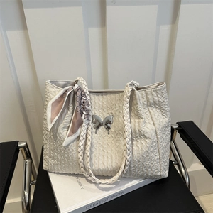 Grand Sac Fourre-tout Plissé pour Femmes Sac à Épaule en Nylon à la Mode Avec Poignée Tressée et Breloque Papillon