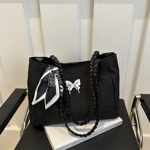 Sac fourre-tout noir plissé avec charm papillon blanc et foulard en soie décoratif