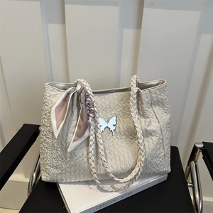 Sac fourre-tout froissé blanc crème avec poignées tressées, foulard et papillon argenté