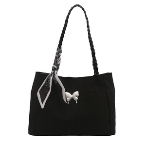 Sac cabas noir froncé avec anses tressées et breloque papillon décorative