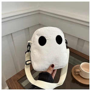 Détail d'un mini sac bandoulière en velours côtelé blanc avec motif de fantôme mignon