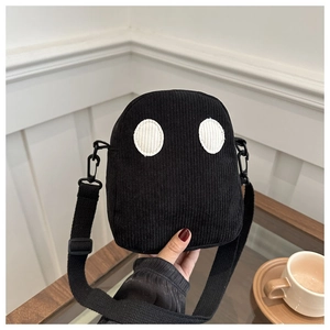 Détail du mini sac bandoulière en velours côtelé noir avec design visage de dessin animé