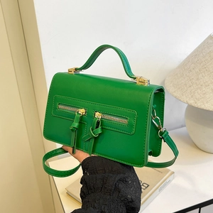 Retro smaragdgrüne Lederhandtasche mit Doppelreißverschluss und goldenen Details am Schultergurt