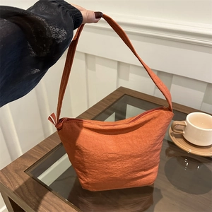 Sac Sous Le Bras en Toile Plissée pour Femme Grande Capacité Minimaliste Nylon Sac À Épaule Mode Décontracté Sac Hobo Voyage