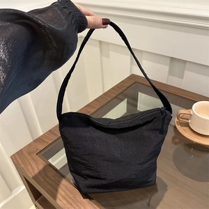 Sac à épaule minimaliste en toile noire de forme demi-lune pour un usage quotidien