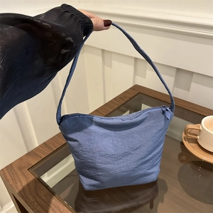 Sac à épaule en toile bleu Morandi minimaliste avec fermeture éclair et texture plissée
