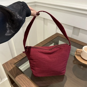 Sac sous le bras en toile bordeaux chic avec fermeture éclair et texture douce
