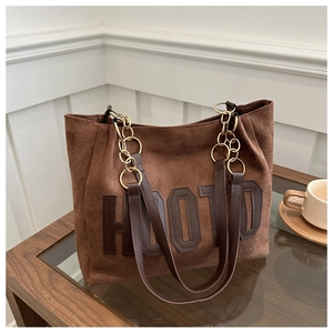 Dettaglio della borsa tote in pelle scamosciata marrone scuro con toppa HOOTD
