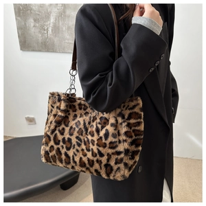Détail du sac cabas en peluche léopard avec fausse fourrure et bandoulière en chaîne