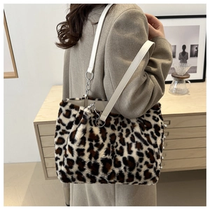 Détail du sac cabas en peluche léopard avec poignées en PU blanc et texture en fausse fourrure