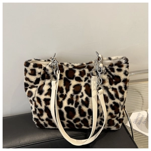 Détail d'un sac cabas léopard en fausse fourrure avec similicuir blanc et chaîne argent