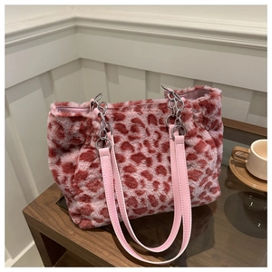 Détail de la texture léopard rose et de la bandoulière en chaîne argentée du sac
