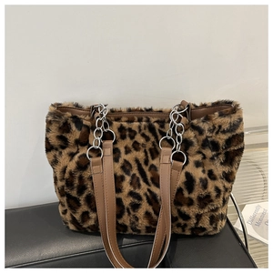 Détail du sac cabas léopard en fausse fourrure avec poignées en cuir marron et chaîne
