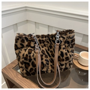 Gros plan du sac cabas en fausse fourrure léopard avec chaîne argentée et cuir