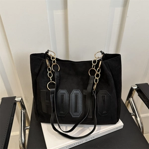 Grande borsa tote in pelle scamosciata nera con logo HOOTO e tracolla con catena