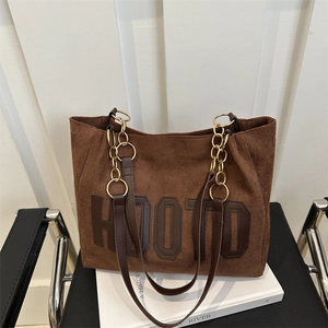 Borsa tote marrone in finto camoscio con patch HDOTD e tracolla a catena in stile vintage