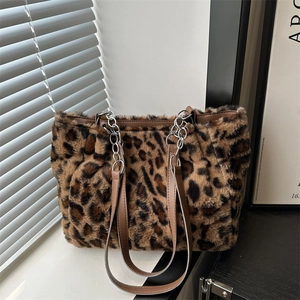 Sac Tote en Peluche Imprimé Léopard pour Femmes avec Bandoulière en Chaîne Métallique Grande Capacité Style Décontracté