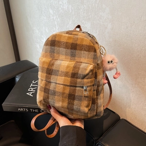 Mini zaino a quadri marroni da donna con un simpatico ciondolo mostro di peluche rosa