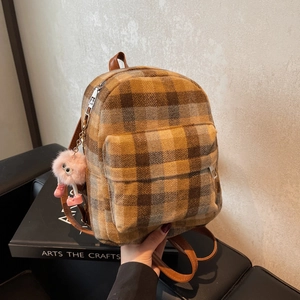 Piccolo zaino da donna in lana a scacchi con spalline in pelle e ciondolo peluche
