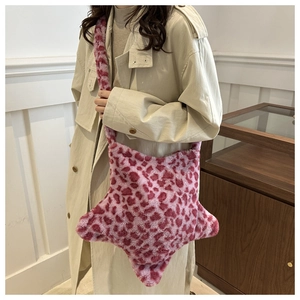 Détail d'un sac bandoulière en forme d'étoile avec imprimé léopard rose en peluche