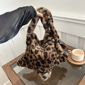 Sac Fourre-tout pour Femmes en Peluche Forme Étoile Imprimé Léopard Sac à Épaule en Fausse Fourrure Grande Capacité