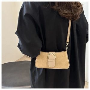 Borsa baguette in pelle scamosciata marrone con fibbia dorata a ferro di cavallo