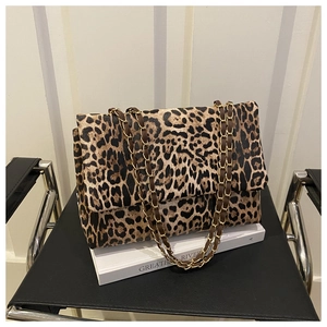 Details der trendigen Leoparden-Umhängetasche mit goldener Kette und Klappenverschluss