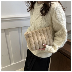 Détail du sac à main beige en fausse fourrure avec texture côtelée et peluche douce