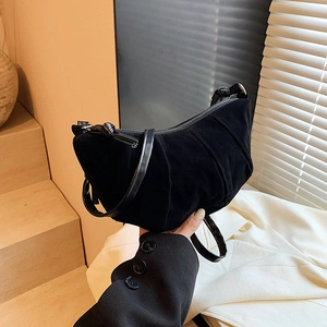 Sac croissant noir plissé vintage avec texture veloutée et bandoulière nouée