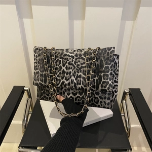 Klassische Schultertasche mit Leopardenmuster, Metallkettenriemen und großem Überschlag